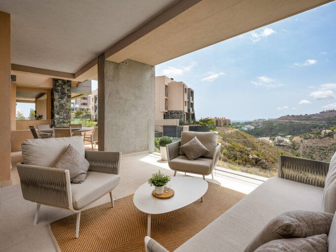Covered terrace 2-bedroom Apartment for Sale in Los Olivos. Real estate for sale in Marbella.