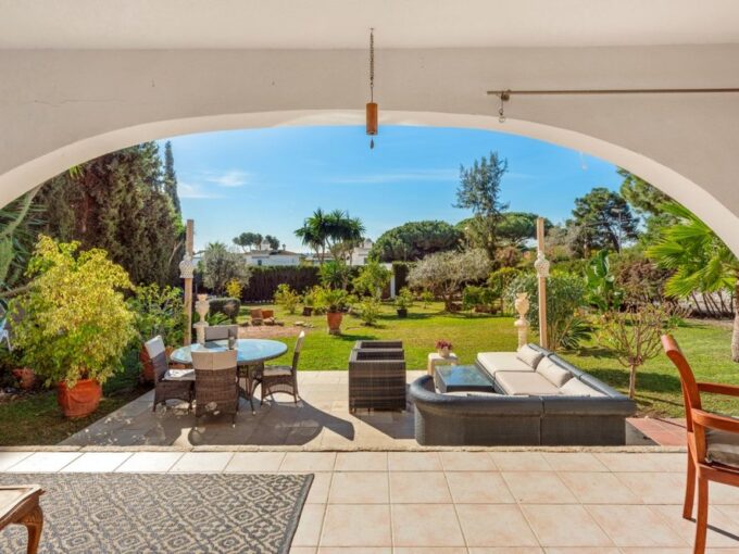 Covered terrace Charming Villa for Sale in Elviria. Property for sale in Marbella.