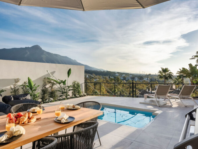 Pool area Luxurious four-bedroom Apartment for Sale, Real estate for sale in Marbella.