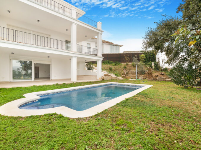 Pool Semi-detached Villa for Sale in La Mairena. Real estate for sale in Marbella.