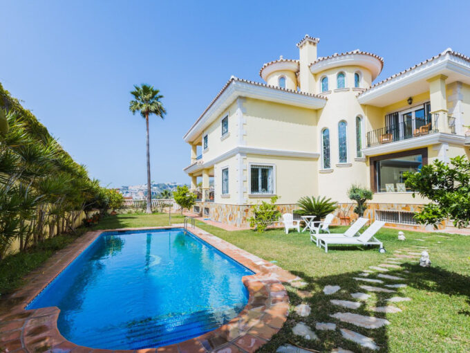Pool Villa for Sale in Miraflores del Palo. Real estate for sale in Marbella.