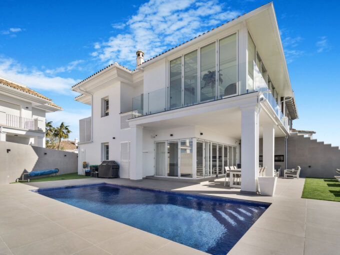 Semi-detached Villa for Sale in La Mairena. Property for sale in Marbella.