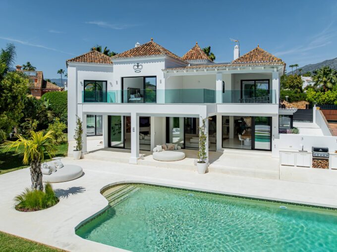 Villa for Sale in Parcelas del Golf. Property for sale in Marbella.