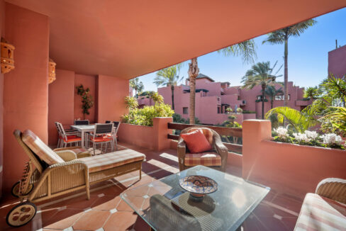 Covered terrace Beachfront Apartment for Sale. Property for sale in Marbella.