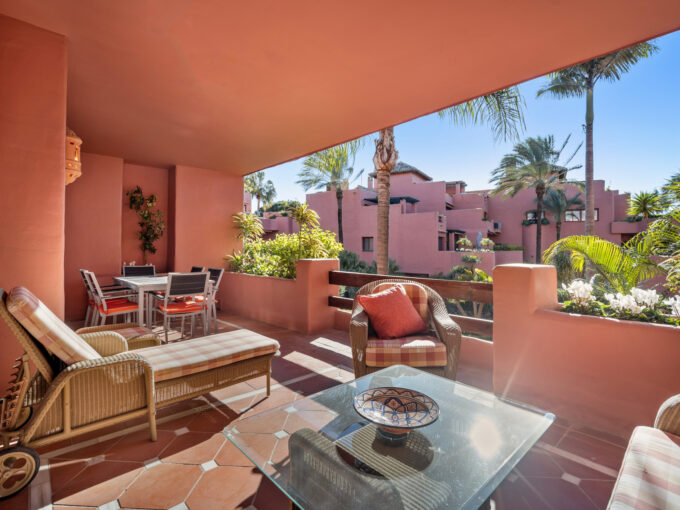 Covered terrace Beachfront Apartment for Sale. Property for sale in Marbella.