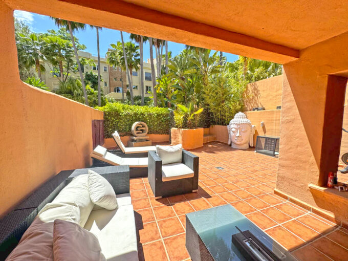 Covered terrace Ground Floor Apartment for Sale in Jardines de Albaicín. Property for sale in Marbella.