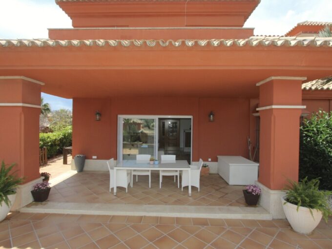 Covered terrace Villa for Sale in Santa Clara Golf. Property for sale in Marbella.