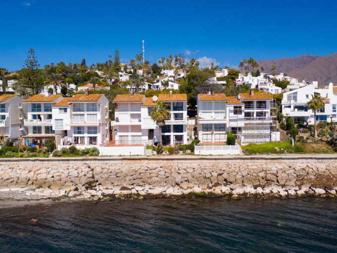 Exterior Beachfront Duplex Garden Apartment for Sale. Property for sale in Marbella.