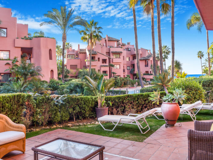 Garden Frontline Beach Ground Floor Apartment for Sale. Real estate for sale in Marbella.