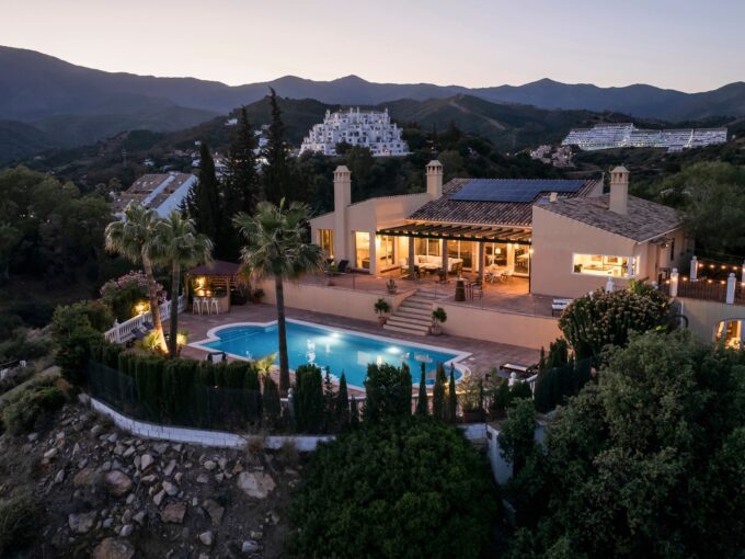 Lovely Villa for Sale in El Padron. Real estate for sale in Marbella.