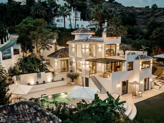 Modern Villa for Sale in Nueva Andalucia. Property for sale in Marbella.