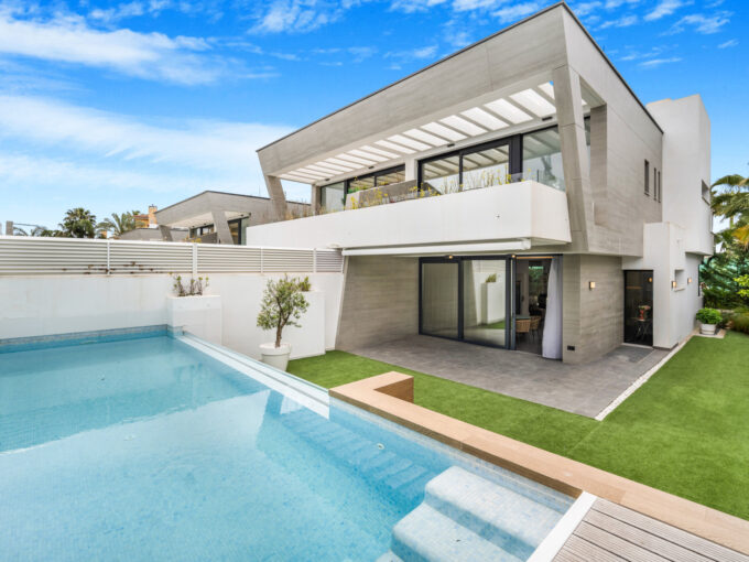 Pool Beachside Villa for Sale in Puerto Banus. Real estate for sale in Marbella.