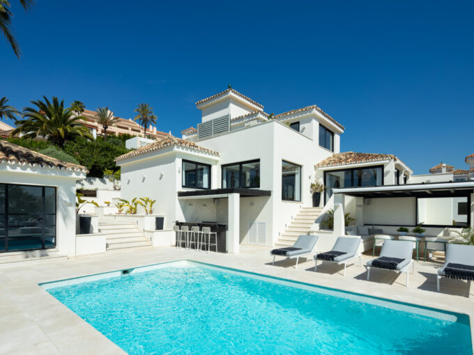 Pool Beautiful Villa for Sale Near Golf. Real estate for sale in Marbella.
