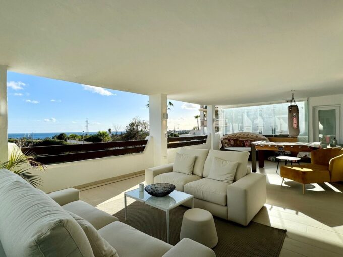 Terrace Double Size Apartment for Sale in Selwo. Property for sale in Marbella.