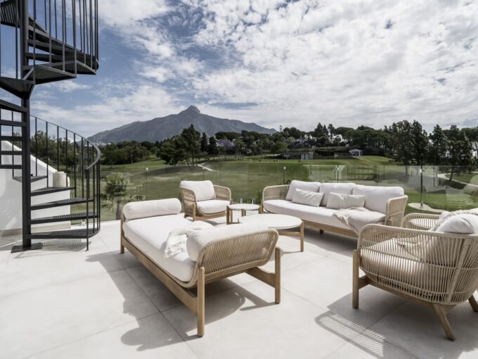 Terrace Elegant Townhouse for Sale in Nueva Andalucía. Property for sale in Marbella.