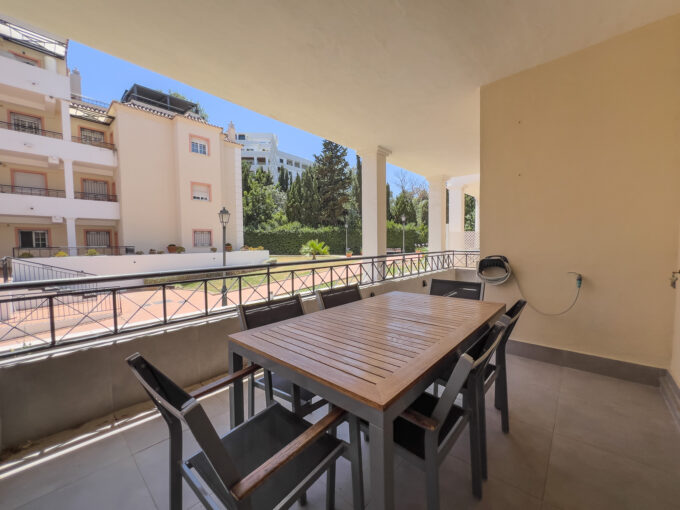Covered terrace Apartment in Nueva Andalusia for sale. Property for sale in Marbella.
