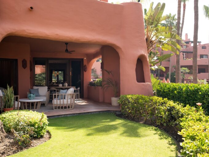 Garden Beachfront Luxurious Apartment for Sale. Property for sale in Marbella.