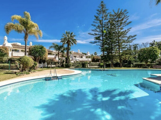 Pool area Luxury Townhouse in Bahía de Marbella. Property for sale in Marbella.