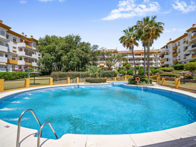 Pool Duplex Penthouse for Sale in Los Pinos de Nagueles. Property for sale in Marbella.
