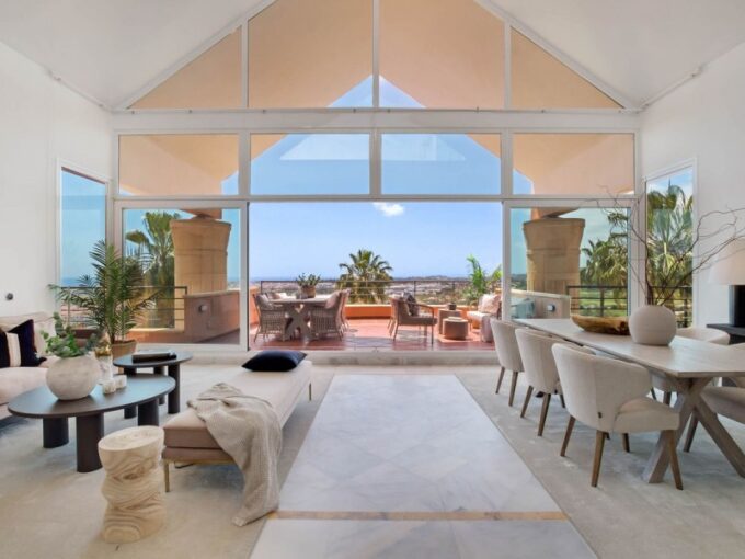 Salon Elegant Duplex Penthouse for Sale in Nueva Andalucia. Property for sale in Marbella.