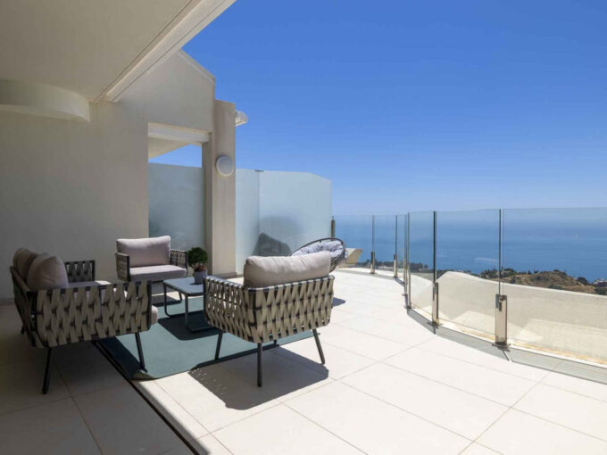 Terrace Stunning Duplex Penthouse for Sale in Benalmádena. Property for sale in Marbella.