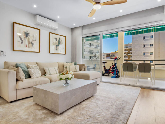 Salon Renovated Apartment for Sale in Heart of Marbella. Real estate for sale in Marbella.