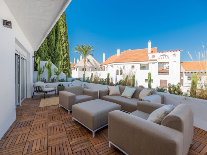 Terrace Elegant Apartment for Sale in Jardines de Andalucía. Property for sale in Marbella.