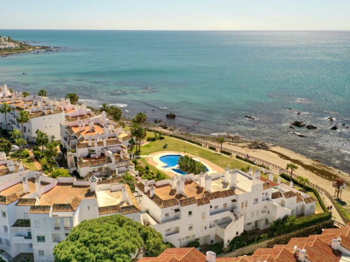 Area Beachfront Ground Floor Apartment in Mijas Costa. Property for sale in Marbella.
