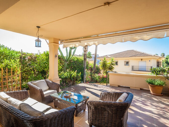 Covered terrace Spacious Townhouse for Sale in Riviera del Sol. Real estate for sale in Marbella.