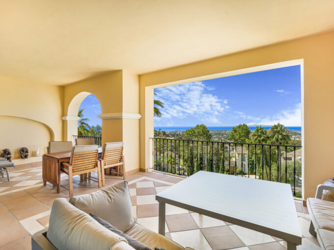 Covered terrace Wonderful Apartment for Sale in La Quinta. Property for sale in Marbella.