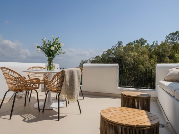 Outdoor table Elegant Apartment for Sale in Los Arqueros. Property for sale in Marbella.