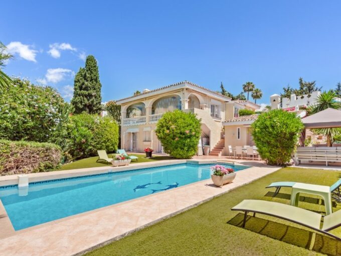 Pool area Exquisite Classic Villa for Sale in El Rosario. Property for sale in Marbella.