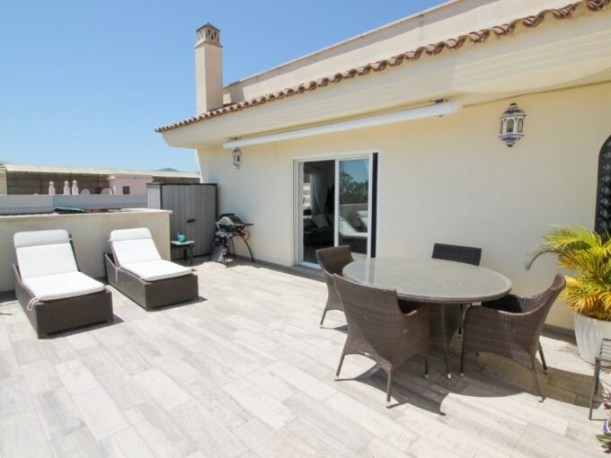 Solarium Penthouse for Sale in Lorcrimar Puerto Banús. Real estate for sale in Marbella.