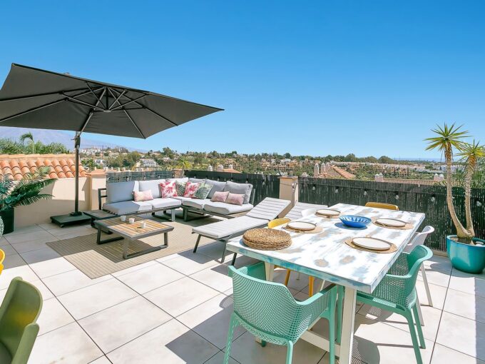 Terrace Elegant Townhouse for Sale in El Paraiso. Property for sale in Marbella.