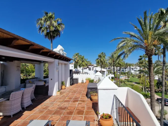 Solarium Penthouse for Sale in Alcazaba Beach. Property for sale in Marbella.
