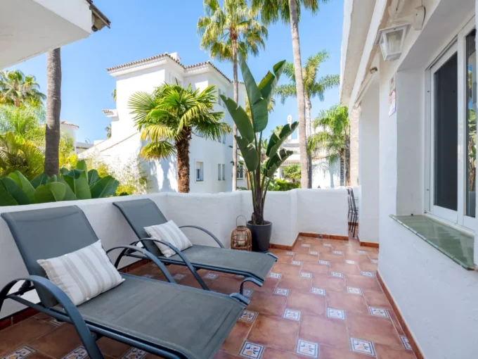 Terrace Bright and Spacious Apartment for Sale in Los Naranjos de Marbella