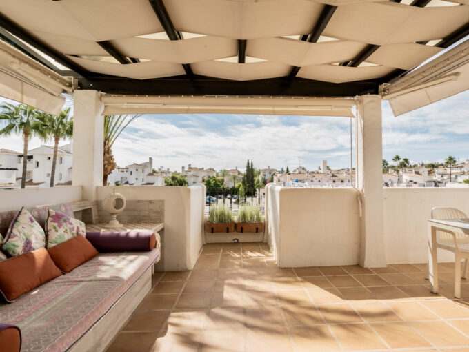 Terrace Modern Penthouse in Central San Pedro with stunning views This newly renovated penthouse in the heart of San Pedro offers a unique blend of modern luxury and breathtaking panoramic views of the sea, city, and mountains. Perfectly situated in a prime location, this property is ideal for both personal use and as a potential rental investment. Key Features: • Spacious Rooftop Terrace: Enjoy the expansive rooftop terrace with a outdoor kitchen, perfect for entertaining while taking in the stunning views. • Modern open-plan kitchen and living room: The fully renovated kitchen seamlessly connects to the living room, creating a bright and airy space for relaxation and gatherings. Equipped with a system that provides drinkable water, ensuring convenience and sustainability. • 3 spacious bedrooms with room for double beds, fitted wardrobes and two of the bedrooms has bathroom en-suite. • High Rental Potential: This property offers excellent potential for generating rental income, making it a great investment opportunity. • Elevator Access: The building is equipped with an elevator, providing easy access to the penthouse. This penthouse is a rare find, combining modern comforts with unbeatable views and a central location in San Pedro.