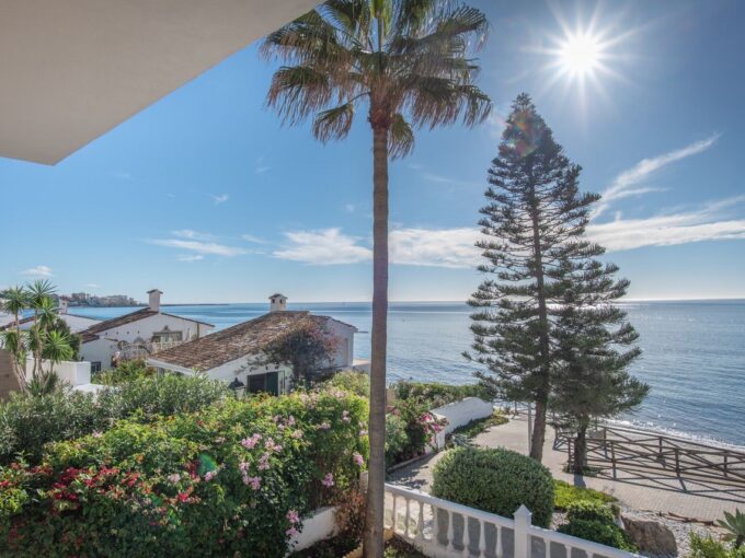 Sea view Front Line Beach Duplex Apartment in Arena Beach. Property for sale in Marbella.