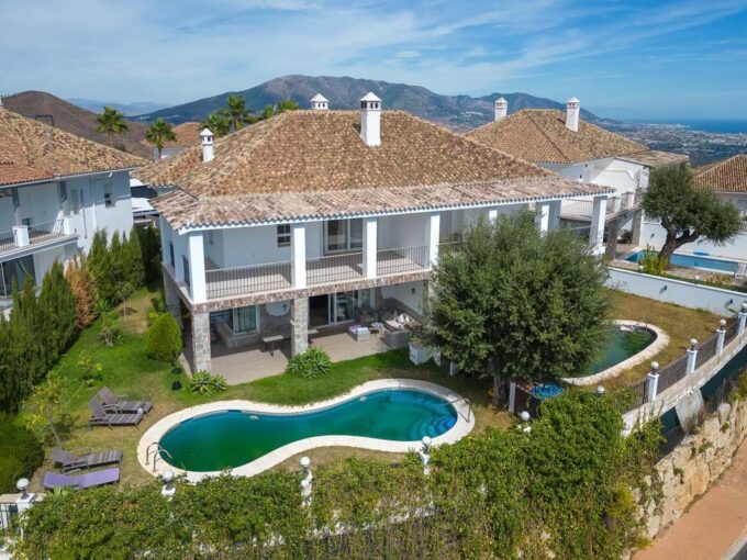 Semi-detached Villa for Sale in La Mairena. Real estate for sale in Marbella.