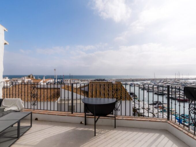 Terrace Luxury Penthouse for Sale in Puerto Banús. Property for sale in Marbella.