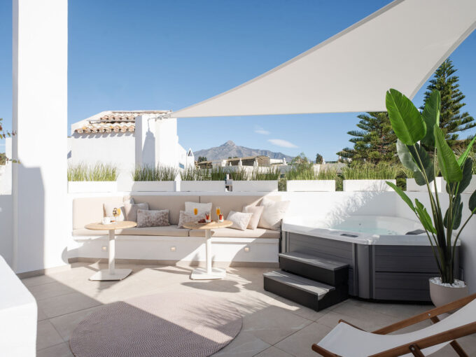 Jacuzzi Townhouse for Sale in Altos del Rodeo. Property for sale in Marbella.
