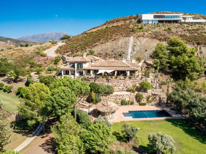 Pool Traditional Quality Villa for Sale in Marbella Club Golf Resort. Real estate for sale in Marbella.