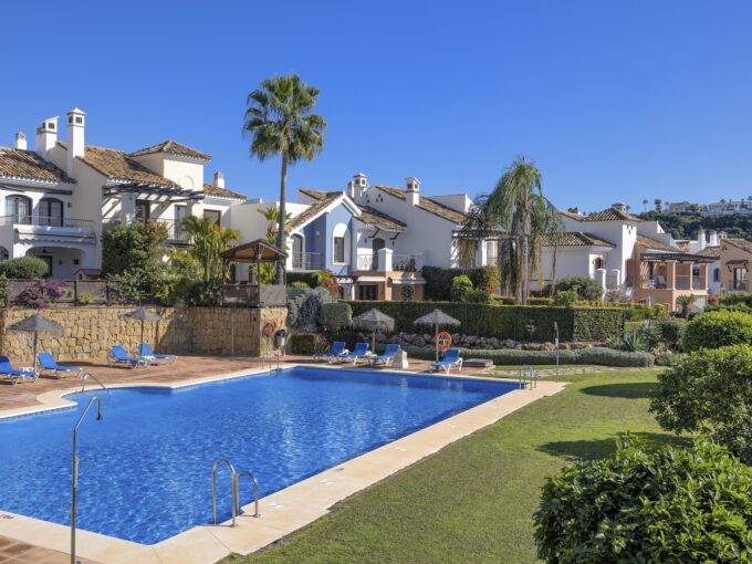 Pool Spacious Townhouse in Los Almendros for Sale. Property for sale in Marbella.