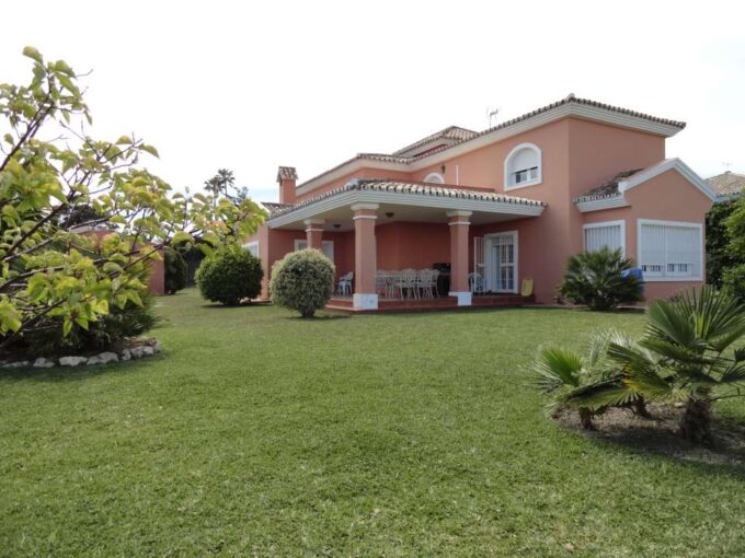 Villa in Don Pedro Estepona for Sale. Property for sale in Marbella.