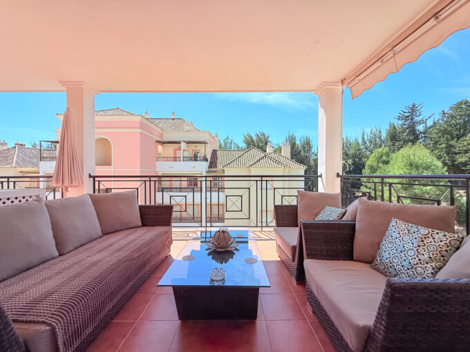 Covered terrace Apartment for sale in Nueva Andalucia. Property for sale in Marbella.