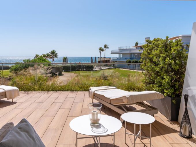 Garden Beachfront Garden Apartment in Estepona for Sale. Property for sale in Marbella.