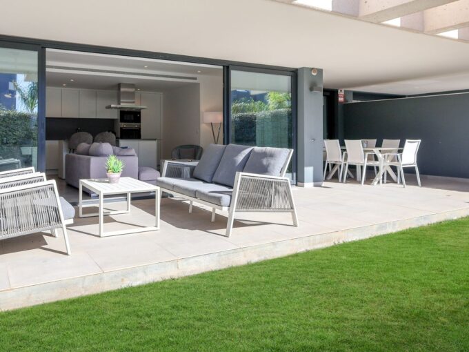 Garden Ground Floor Apartment in Selwo for Sale. Property for sale in Marbella.