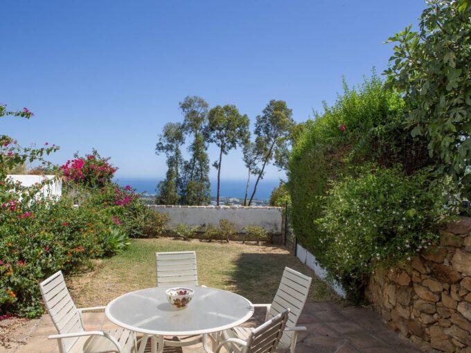 Garden Townhouse for Sale in Altos de Los Monteros. Property for sale in Marbella.