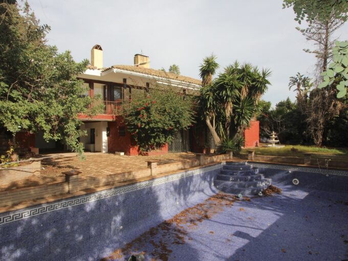 Investment Villa for Sale in Nagueles. Real estate for sale in Marbella.