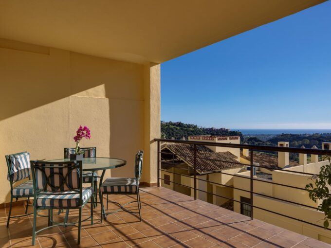 Outdoor table Apartment with Sea Views in Los Pinos for Sale. Property for sale in Marbella.